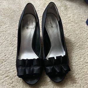 Black ruffle pumps